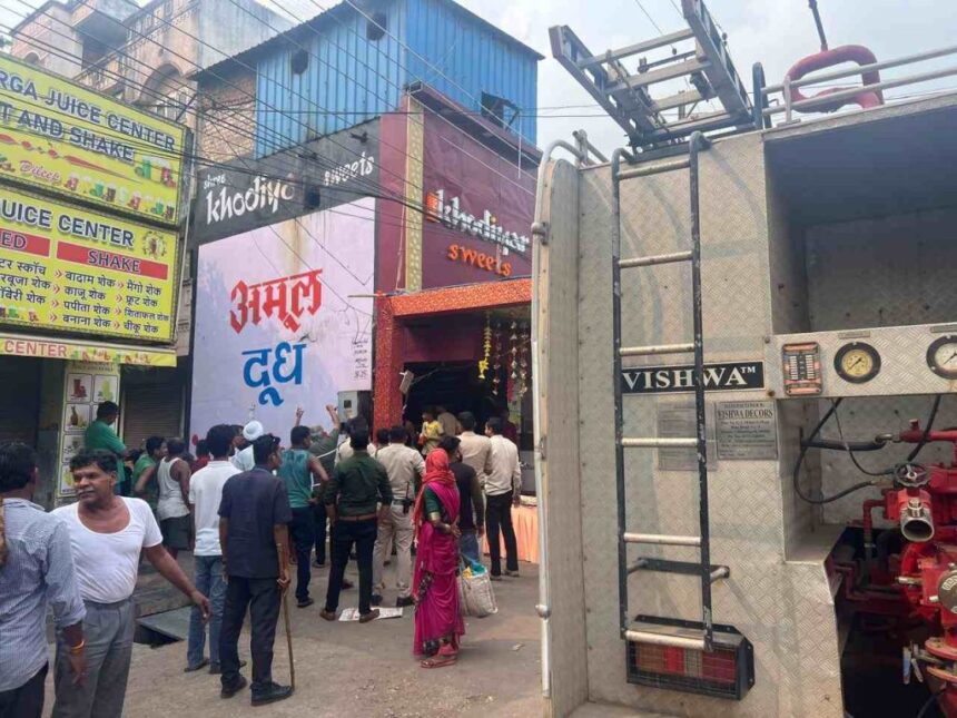 Breaking News : रायपुर के इस मिठाई दुकान में लगी आग, फायर ब्रिगेड की टीम मौके पर