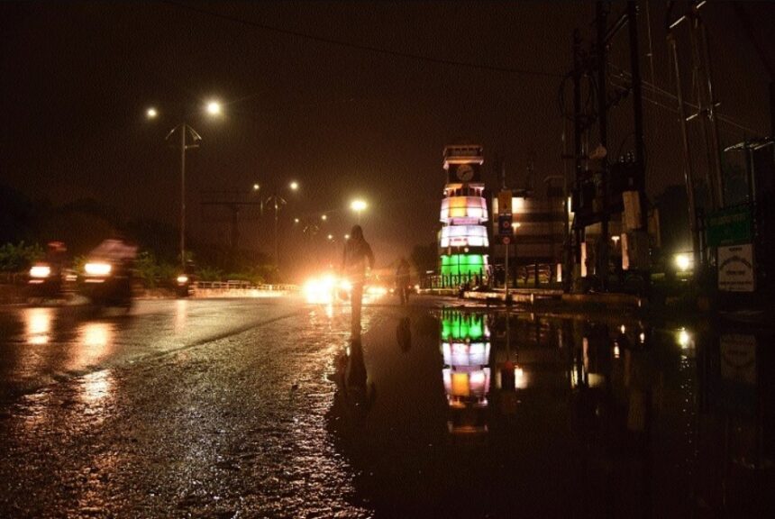 CG WEATHER UPDATE : चार संभागों में भारी बारिश का अलर्ट: रायपुर सहित कई जिलों में बिजली गिरने की संभावना, अगले दो दिन रहेगा ऐसा ही मौसम