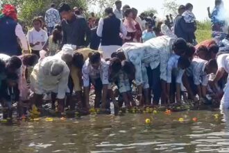 UNIQUE TRADITION : बेर की पूजा और ब्राह्मणों से दूरी, जाने ऐसे गांव के बारे में जहां अपनाई जाती है दिवाली की अनोखी परंपरा   