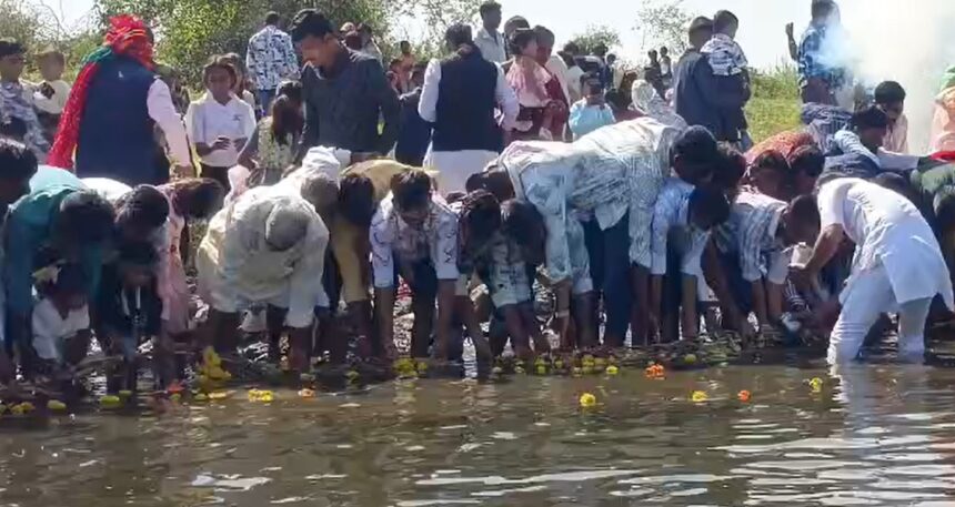 UNIQUE TRADITION : बेर की पूजा और ब्राह्मणों से दूरी, जाने ऐसे गांव के बारे में जहां अपनाई जाती है दिवाली की अनोखी परंपरा   