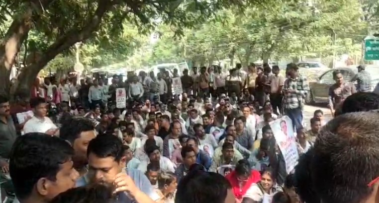 CG: रायपुर में कंप्यूटर ऑपरेटर संघ का प्रदर्शन, मंत्री ओपी चौधरी के बंगले के बाहर धरना