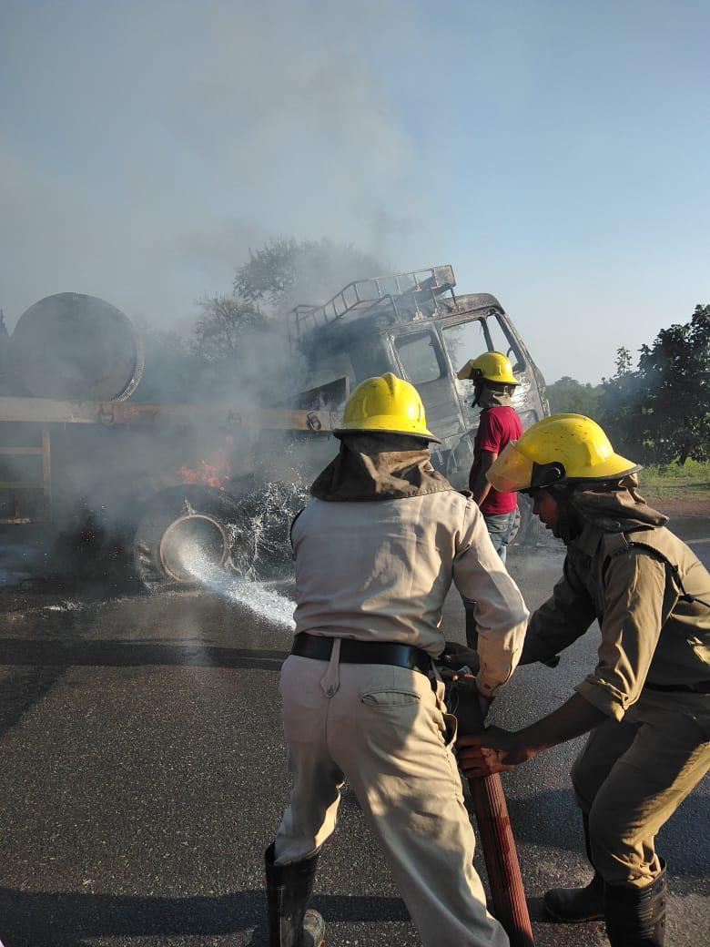 CG NEWS : टायर ब्लास्ट होने से ट्रक में लगी भीषण आग, देखें वीडियो 