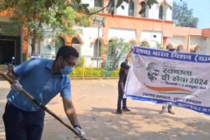 Mahasamund : राष्ट्रपिता महात्मा गाँधी जयंती के अवसर पर कलेक्ट्रेट परिसर  में चलाया गया स्वच्छता अभियान