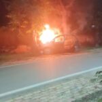 CG Burning Car: पेड़ से टकराकर कार में लगी आग, पुलिसकर्मियों ने ऐसे बचाई चालक की जान, देखें VIDEO 