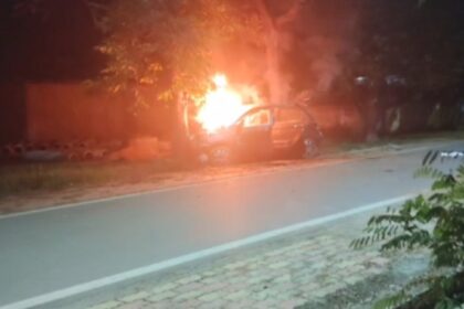 CG Burning Car: पेड़ से टकराकर कार में लगी आग, पुलिसकर्मियों ने ऐसे बचाई चालक की जान, देखें VIDEO 