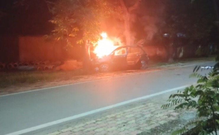 CG Burning Car: पेड़ से टकराकर कार में लगी आग, पुलिसकर्मियों ने ऐसे बचाई चालक की जान, देखें VIDEO 