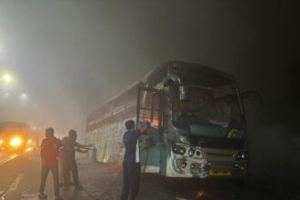 Accident news : यात्रियों से भरी बस में लगी आग, बस और यात्रियों का सामान जल गया, बाल बाल बचे यात्री