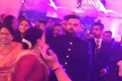 Virat Kohli Dance Video : जब मां को डांस के लिए मनाने विराट ने लगाए ठुमके, वीडियो देख खुश हो जाएगा आपका दिल