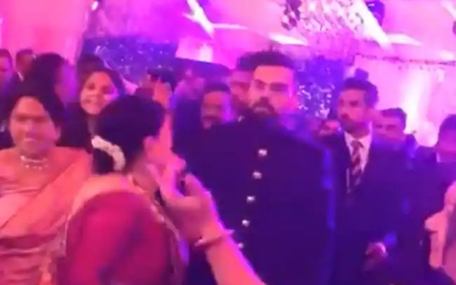 Virat Kohli Dance Video : जब मां को डांस के लिए मनाने विराट ने लगाए ठुमके, वीडियो देख खुश हो जाएगा आपका दिल