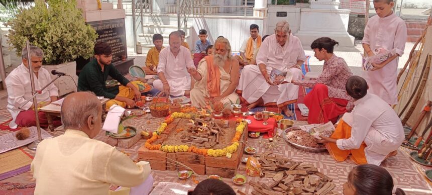 RAIPUR : विजयदशमी महोत्सव के अवसर पर श्री दूधाधारी मठ एवं श्री जैतूसाव मठ में किया गया शस्त्र पूजन