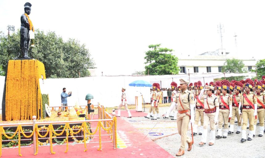 CG NEWS : पुलिस स्मृति दिवस पर शहीद जवानों को दी गई श्रद्धांजलि, विधायक और अधिकारियों की उपस्थिति में भावपूर्ण कार्यक्रम का हुआ आयोजन