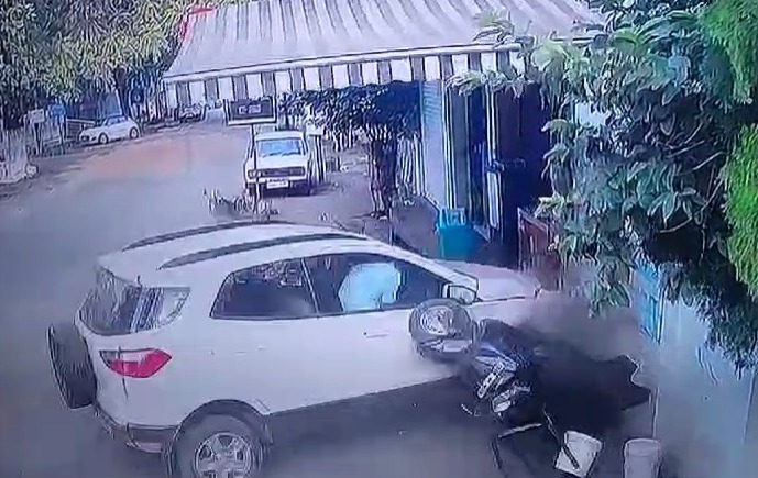 RAIPUR VIDEO : कैफे में जा घुसी तेज रफ्तार कार, देखें CCTV फुटेज 