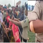 Chhattisgarh : बलरामपुर में पुलिसकर्मियों पर भीड़ ने किया पथराव, घायल हुई एडिशनल SP