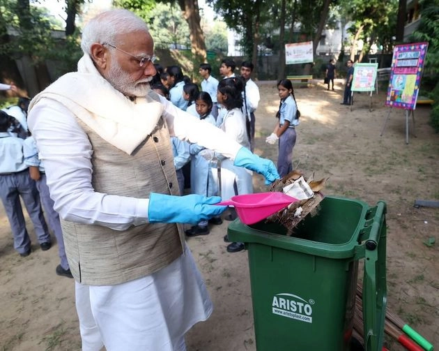 Swachh Bharat Abhiyan: स्वच्छता अभियान में शामिल हुए PM मोदी, लोगों से की यह बड़ी अपील