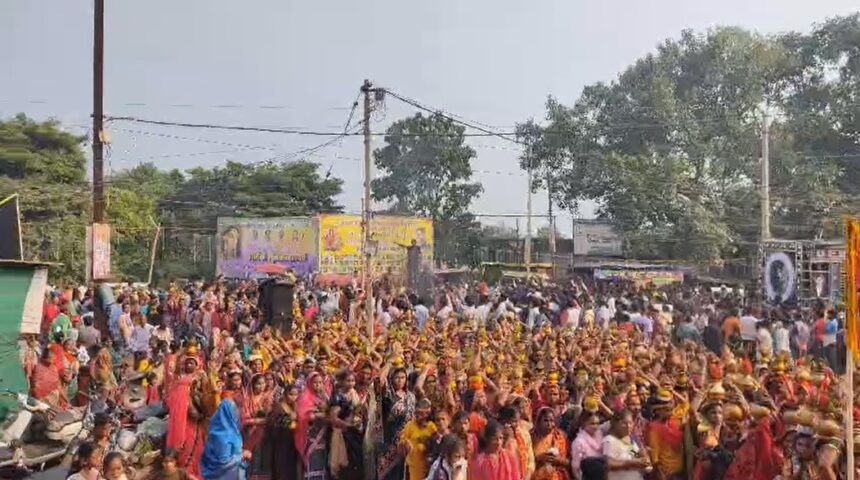 CG NEWS : कलश यात्रा के दौरान मधुमक्खियों ने श्रद्धालुओं पर किया हमला, लगभग 50 लोग घायल