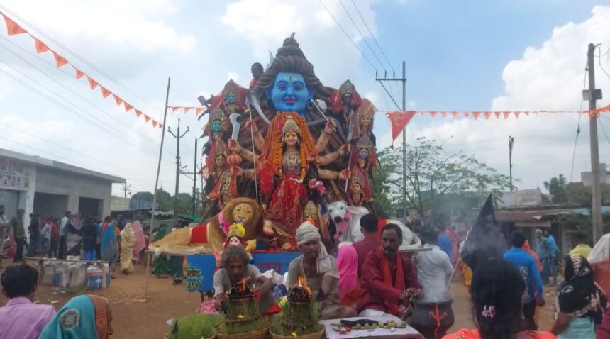 CG NEWS : माता विसर्जन के दौरान निकाली सोभा यात्रा, माता विसर्जन मे भारी संख्या मे श्रद्धांलू भक्ति भाव मे डूबे रहे