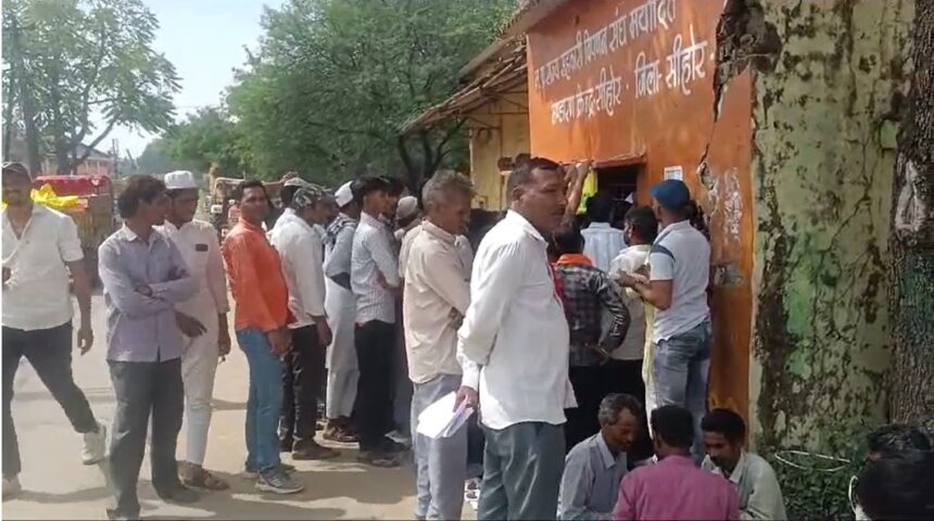 MP NEWS : खाद लेने के लिए सुबह से कतार में लगे किसान, समय से नही मिल रहा खाद