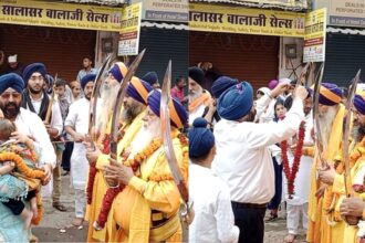 Nagar Kirtan : प्रकाश पर्व : पंच प्यारे की अगुवाई में निकला नगर कीर्तन, ग्रैंड ग्रुप के चेयरमैन गुरुचरण सिंह होरा ने सपिरवार किया स्वागत 