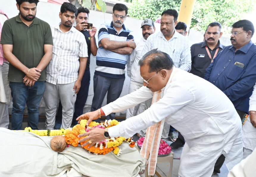 CG NEWS : CM विष्णु देव साय ने पूर्व राज्यसभा सांसद स्वर्गीय गोपाल व्यास को दी भावभीनी श्रद्धांजलि