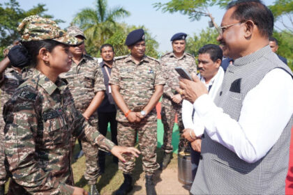 Chhattisgarh : CM ने CRPF जवान प्रमिका दुग्गा की मां से फोन पर की बात, आत्मीयतापूर्वक पूछा - घर आने पर चापड़ा चटनी खिलाएंगे?, प्रमिका की मां ने कहा - जब भी आप आएंगे, जरूर खिलाऊंगी