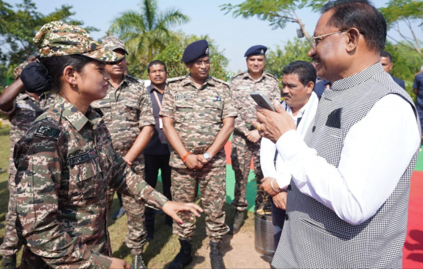 Chhattisgarh : CM ने CRPF जवान प्रमिका दुग्गा की मां से फोन पर की बात, आत्मीयतापूर्वक पूछा - घर आने पर चापड़ा चटनी खिलाएंगे?, प्रमिका की मां ने कहा - जब भी आप आएंगे, जरूर खिलाऊंगी