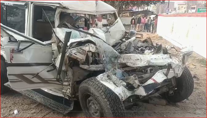 Accident News : बस से टकराई बोलेरो, 5 लोगों की घटनास्थल पर ही मौत