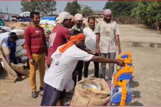 CG NEWS : धान खरीदी केन्द्रों में खरीदी की हुई शुरुआत, किसानों ने इलेक्ट्रॉनिक तौल मशीनों की पूजा