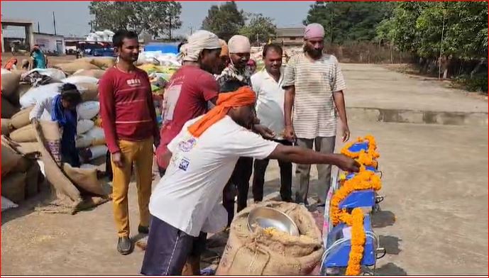 CG NEWS : धान खरीदी केन्द्रों में खरीदी की हुई शुरुआत, किसानों ने इलेक्ट्रॉनिक तौल मशीनों की पूजा