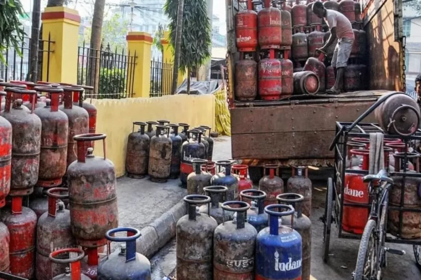 LPG Cylinder Price Hike: छठ पूजा से पहले महंगाई का तगड़ा झटका: LPG सिलेंडर के दामों में 156 रुपए का इजाफा