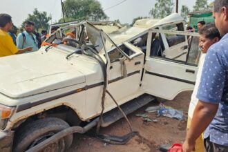 CG ACCIDENT NEWS : तेज रफ्तार में चल रही बोलेरो का अचानक फटा टायर, पलटने से सवार तीन लोगों की मौके पर मौत, 4 घायल 