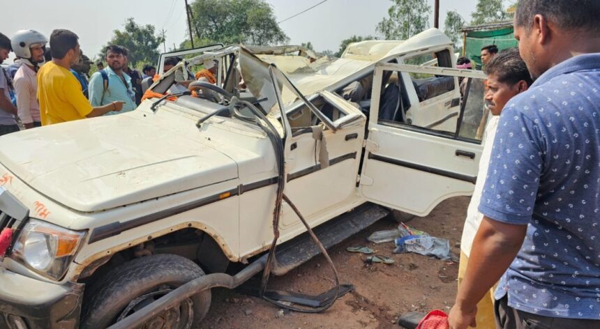 CG ACCIDENT NEWS : तेज रफ्तार में चल रही बोलेरो का अचानक फटा टायर, पलटने से सवार तीन लोगों की मौके पर मौत, 4 घायल 