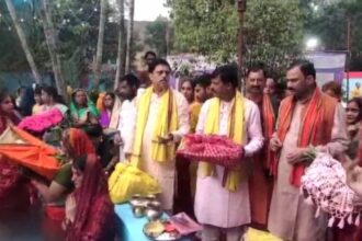 Chhath Puja 2024 : सूर्य उपासना के महापर्व पर चिरमिरी पहुंचे स्वास्थ्य मंत्री, बहनों को छठ महापर्व की दी बधाई, हल्दीबाड़ी छठ घाट के लिए की 15 लाख की घोषणा 