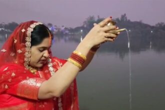 Chhath Puja 2024 : छठ पर्व पर महिलाओं ने डूबते सूर्य को दिया अर्ध्य 