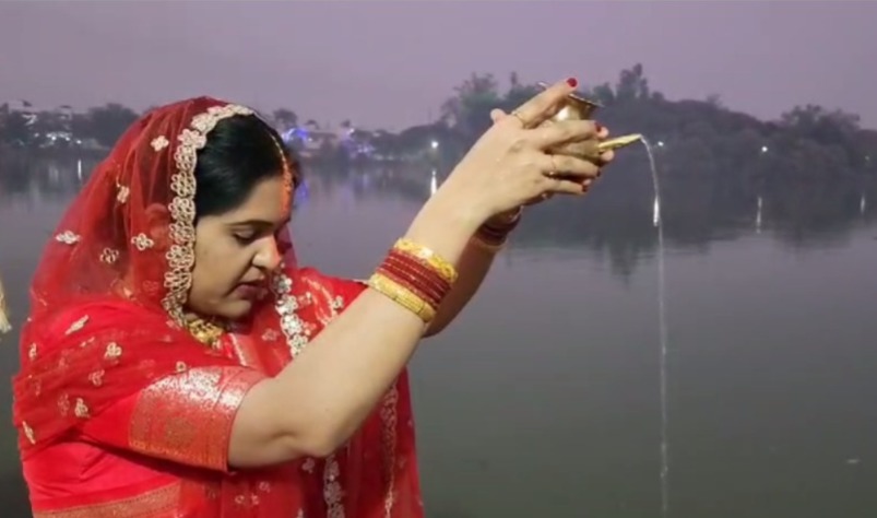 Chhath Puja 2024 : छठ पर्व पर महिलाओं ने डूबते सूर्य को दिया अर्ध्य 