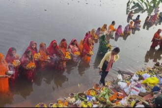 चार दिनों तक मनाए जाने वाले लोक आस्था के महापर्व छठ पूजा की चौथे दिन आज उगते सूर्य को अर्ध देकर देश भर में हर्ष और उल्लास के साथ बड़े ही धूमधाम से त्योहार मनाया गया। इसी के चलते बस्तर सम्भाग मुख्यालय जगदलपुर के समाज सेवक सम्पत