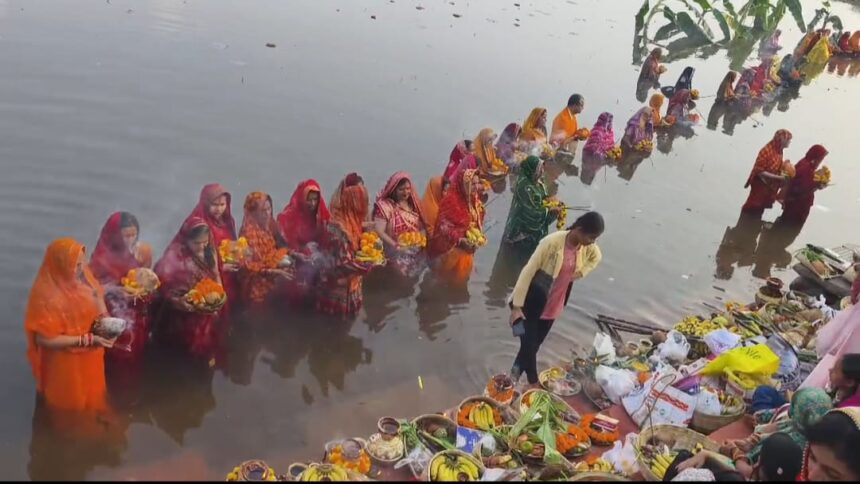 चार दिनों तक मनाए जाने वाले लोक आस्था के महापर्व छठ पूजा की चौथे दिन आज उगते सूर्य को अर्ध देकर देश भर में हर्ष और उल्लास के साथ बड़े ही धूमधाम से त्योहार मनाया गया। इसी के चलते बस्तर सम्भाग मुख्यालय जगदलपुर के समाज सेवक सम्पत