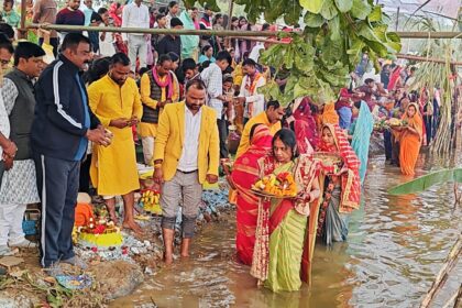 Chhath Puja 2024 : बड़ी धूमधाम मनाई गई छठ पूजा, महिलाओं ने सूर्य देव को दिया अर्ध्य 