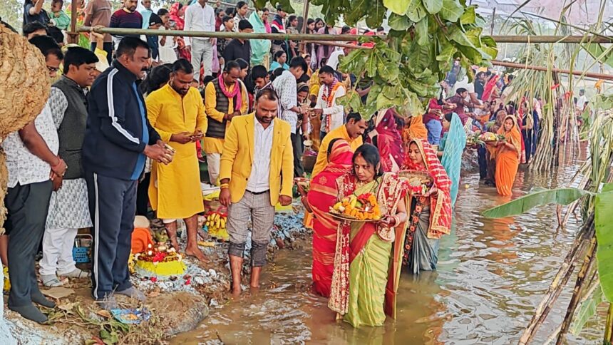 Chhath Puja 2024 : बड़ी धूमधाम मनाई गई छठ पूजा, महिलाओं ने सूर्य देव को दिया अर्ध्य 