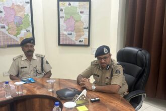 CG NEWS : पुलिस महानिरीक्षक दुर्ग रेंज गर्ग ने पुलिस अधीक्षकों को पुलिस भर्ती के संबंध में पारदर्शिता रखने जारी किए निर्देश, कहा - पैसों का लेन देन करने वाले व्यक्तियों की जानकारी निकाले 