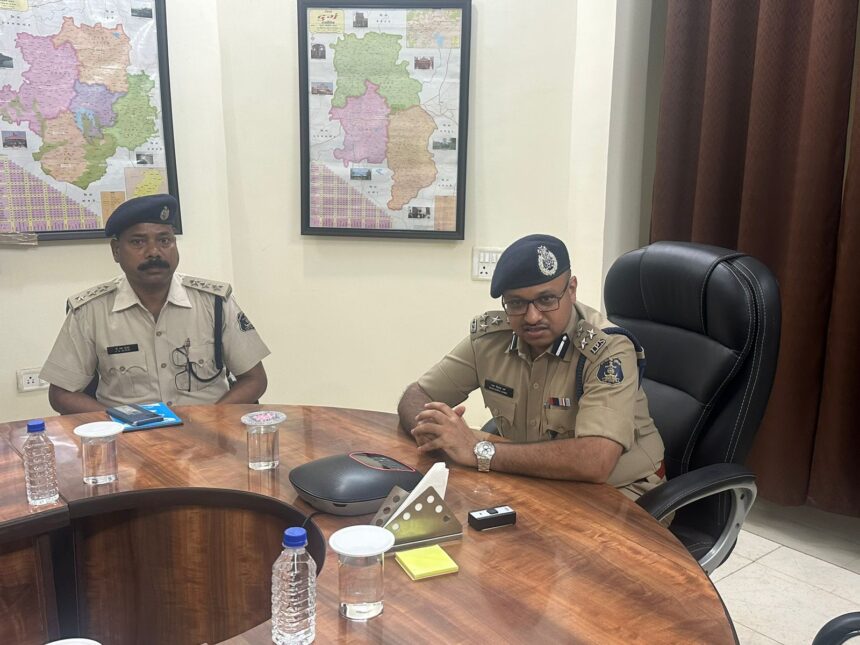 CG NEWS : पुलिस महानिरीक्षक दुर्ग रेंज गर्ग ने पुलिस अधीक्षकों को पुलिस भर्ती के संबंध में पारदर्शिता रखने जारी किए निर्देश, कहा - पैसों का लेन देन करने वाले व्यक्तियों की जानकारी निकाले 