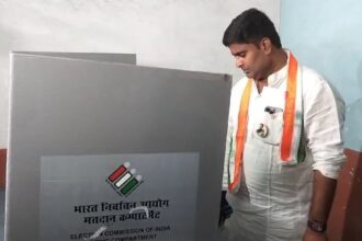 Raipur South By-Election : कांग्रेस प्रत्याशी आकाश शर्मा ने डाला वोट, मतदाताओं से ज्यादा से ज्यादा मतदान करने की अपील की