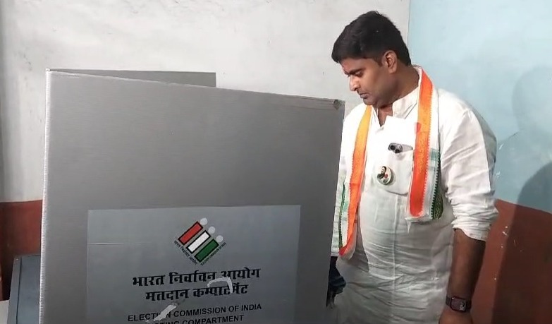 Raipur South By-Election : कांग्रेस प्रत्याशी आकाश शर्मा ने डाला वोट, मतदाताओं से ज्यादा से ज्यादा मतदान करने की अपील की