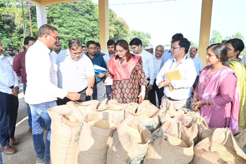 CG NEWS : अपर मुख्य सचिव ऋचा शर्मा ने धान खरीदी केंन्द्रों का किया आकस्मिक निरीक्षण, किसानों से की चर्चा