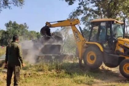 Naxalite monument demolished : लाल आतंक पर एक्शन, जवानों ने नक्सलियों द्वारा बनाए स्मारक को किया ध्वस्त 