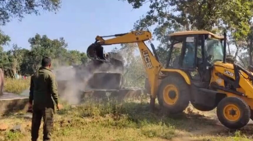 Naxalite monument demolished : लाल आतंक पर एक्शन, जवानों ने नक्सलियों द्वारा बनाए स्मारक को किया ध्वस्त 