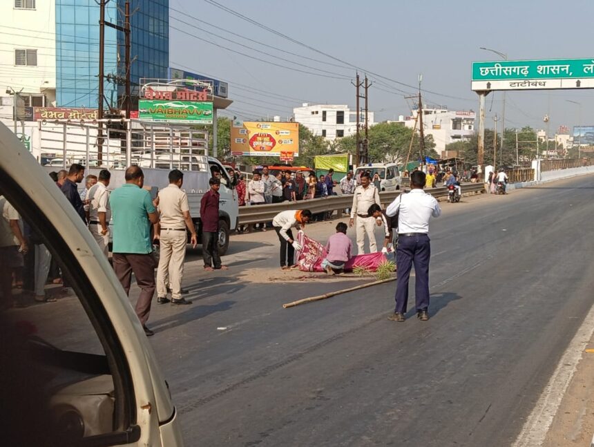 BREAKING: रायपुर में रिंग रोड 1 कुशालपुर चौक के पास हिट एंड रन, तेज रफ्तार वाहन ने राह चलते युवक को कुचला, युवक की मौके पर मौत