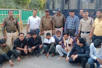 Ujjain : पुलिस ने होटल में दी दबिश, 14 जुआरी गिरफ्तार, सात वाहन समेत भारी मात्रा में नकदी जब्त