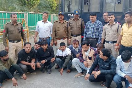 Ujjain : पुलिस ने होटल में दी दबिश, 14 जुआरी गिरफ्तार, सात वाहन समेत भारी मात्रा में नकदी जब्त