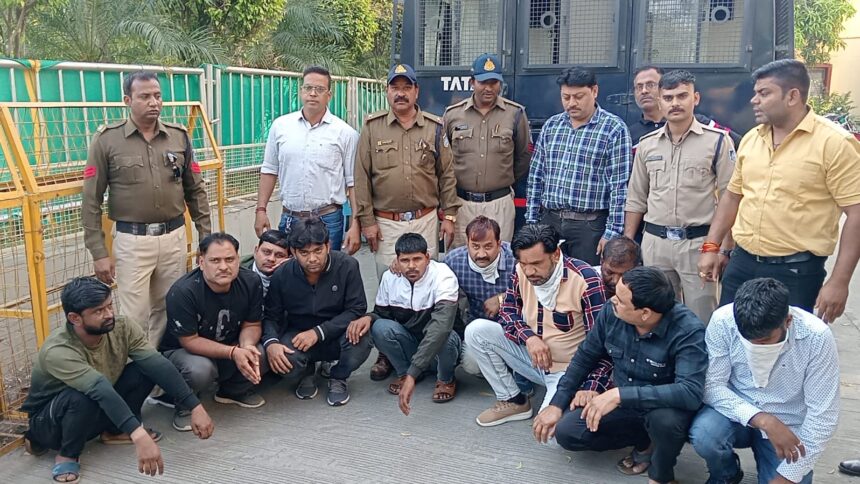 Ujjain : पुलिस ने होटल में दी दबिश, 14 जुआरी गिरफ्तार, सात वाहन समेत भारी मात्रा में नकदी जब्त