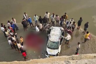 ACCIDENT NEWS : गूगल मैप से भटक कर निर्माणाधीन पूल पर चढ़ी तेज रफ्तार कार, नीचे गिरने से तीन लोगों की मौत 